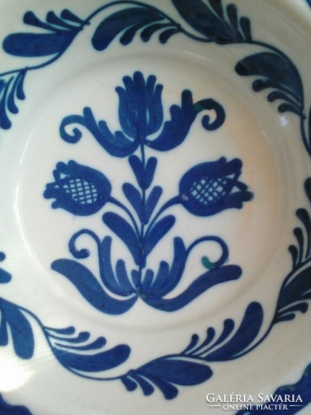 Ceramic wall plate with blue pattern