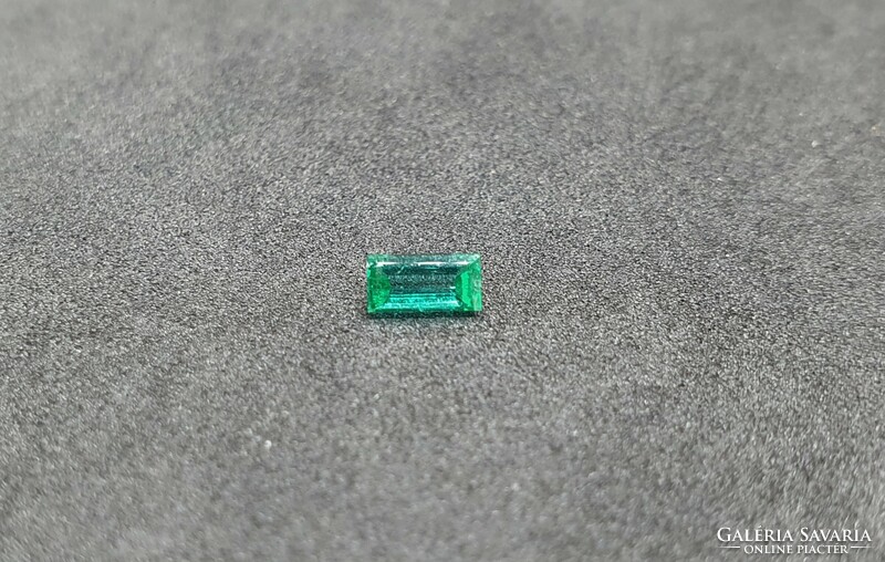 Brazilian emerald step cut 0.28 Carat. With certification.