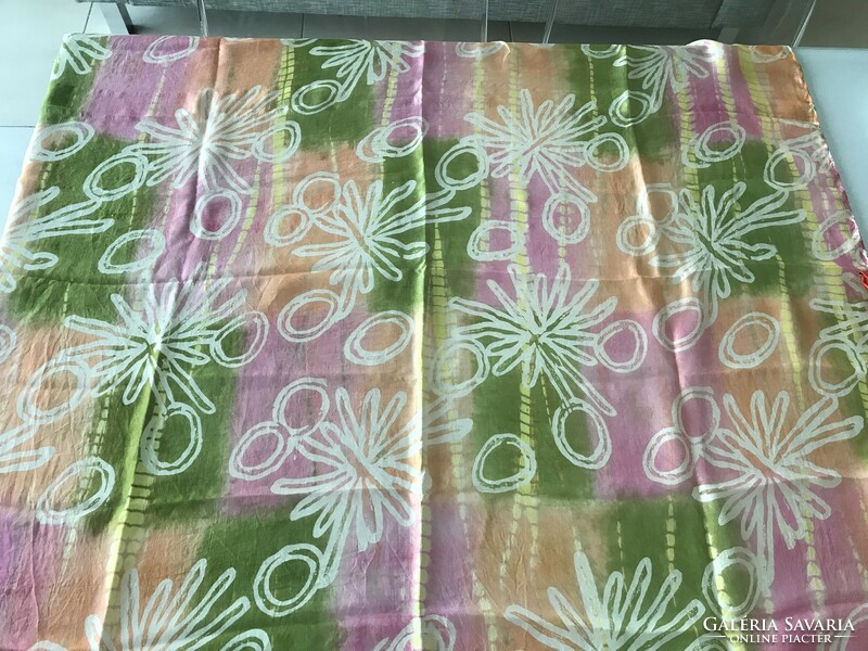 Gyönyörű selyemkendő batikolt virág mintával, 110 x 100 cm