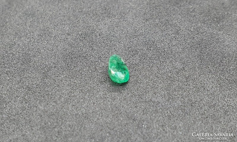Brazilian emerald drop cut 0.79 Carat. With certification.