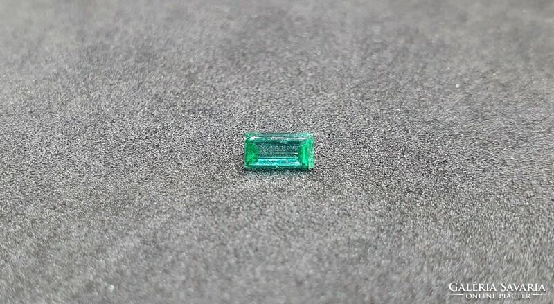 Brazilian emerald step cut 0.28 Carat. With certification.