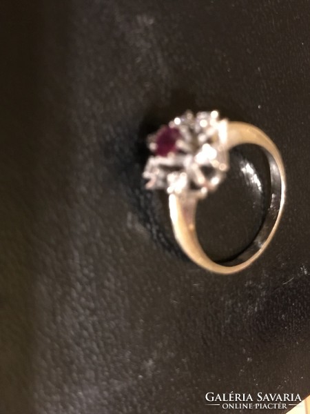 14 karátos fehérarany gyűrű rubinnal és briliánsokkal