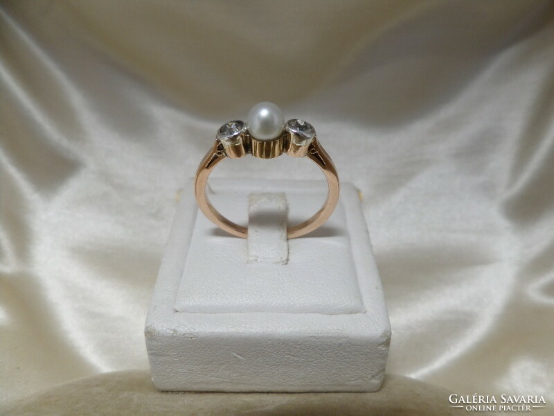 Antique gold ring with pearls and brils