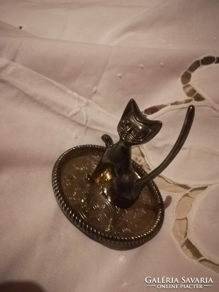 Solid metal ring holder cat, on a small tray