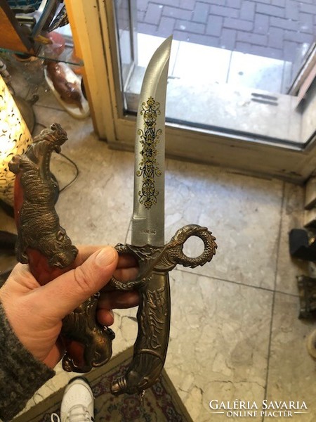 Acél disztőr, dagger, oroszlános mintával, 26 cm-es nagyságú.