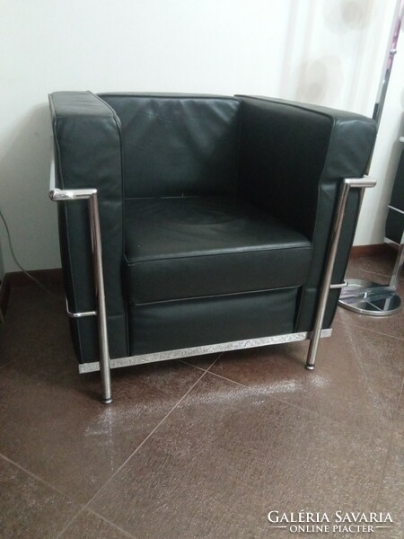 Bauhaus design lc2, armchair with chromed steel frame, Lecorbusier, upholstered in leather