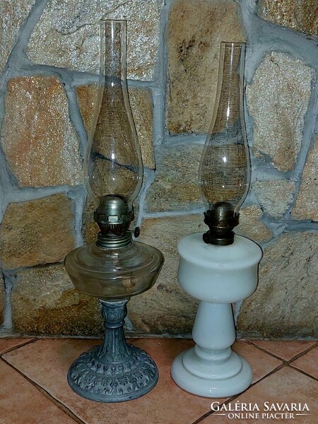 Petroleumlámpa fém talpal,és egy tejüveg lámpa együtt a kettő.