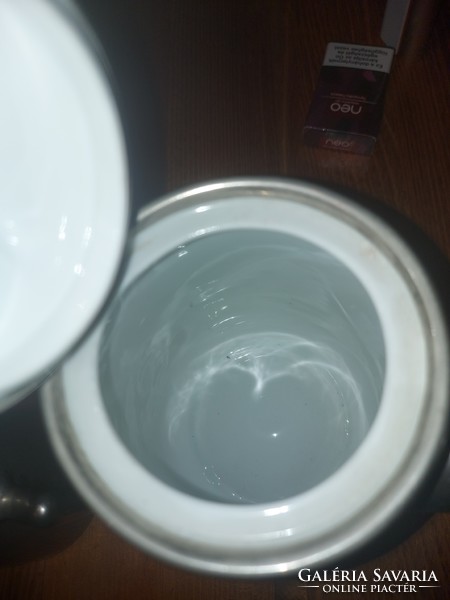Ezüstözött réz bevonatú porcelán teáskanna, és tejkiöntő