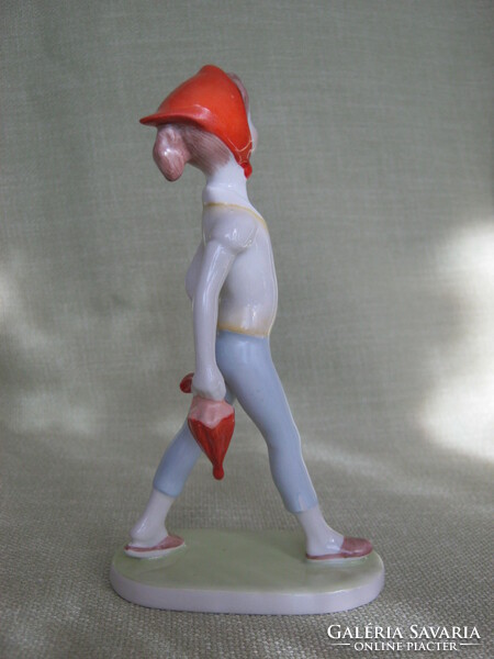 Aquincum porcelain walking girl