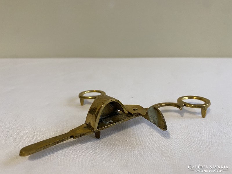 Old candle tapping scissors
