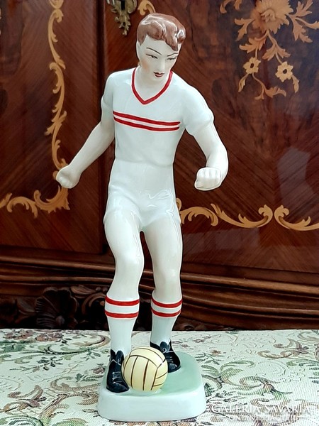 Hollóházi  focista fiú kézzel festett porcelán nagy méretű