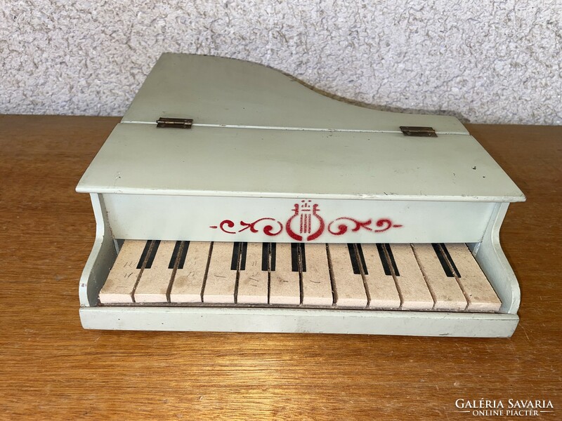 Retro toy piano