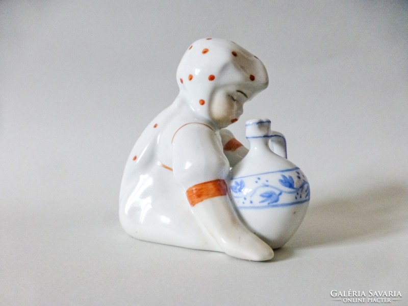 Zsolnay Annuska porcelán figura szép festéssel