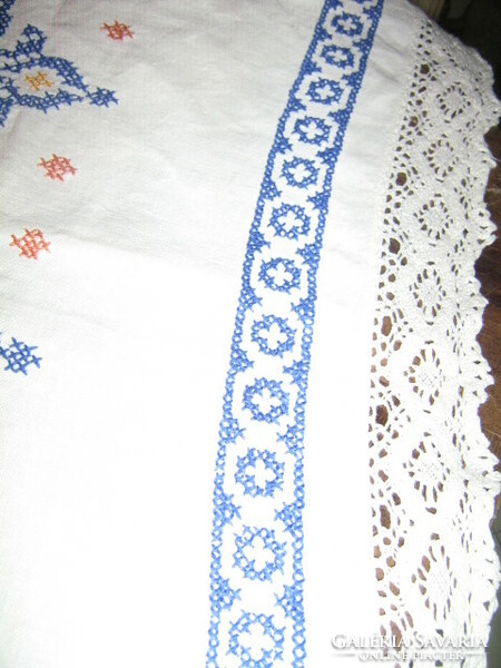 Beautiful hand-embroidered cross-stitch on the edge and in the middle in a 4-part lace tablecloth