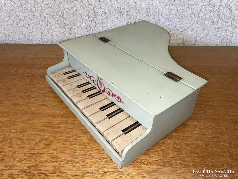 Retro toy piano