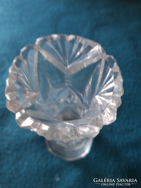Antik öntött-csiszolt üveg váza egy szál virágnak