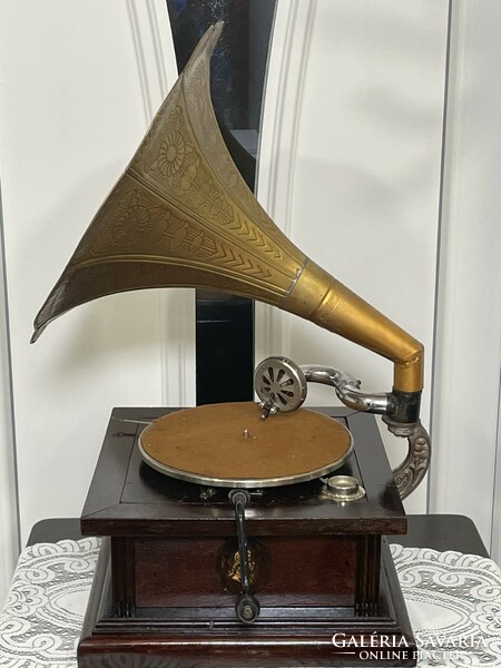Díszes tölcsérrel gramofon