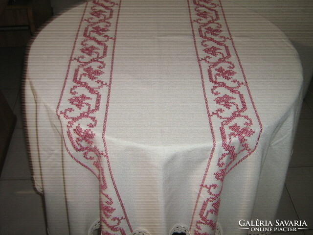 A tablecloth with a beautiful cross-eyed flower lace edge
