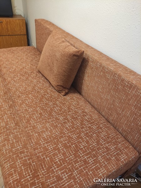 Kinyitható kanapé narancssárga geometrikus mintás bútorszövettel