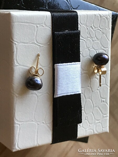 New 18 carat earrings with real pearls