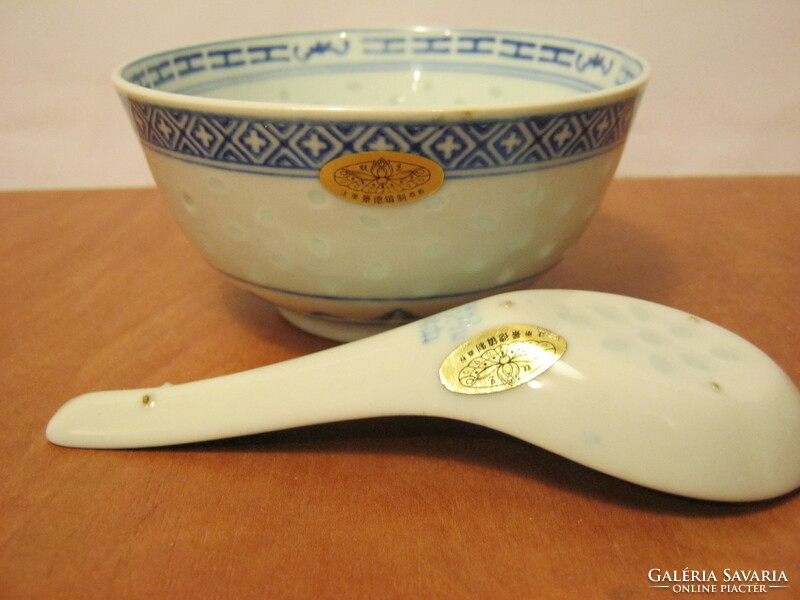 Chinese porcelain transparent rice grain pattern bowl with rice bowl and added porcelain spoon