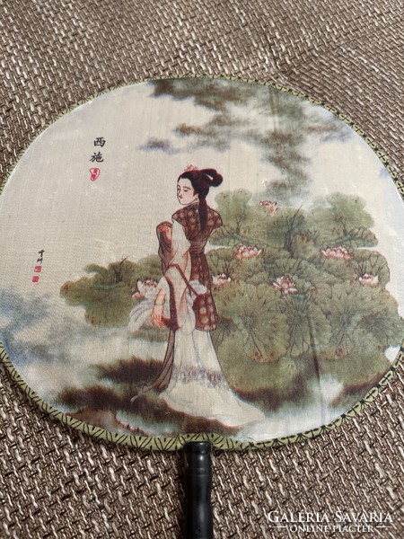 Artificial silk fan depicting a Japanese woman with a diameter of 22 cm, in beautiful condition!