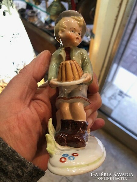Német porcelán kuglófos kisfiú szobor, kutyával, 12 cm-es nagyságú.