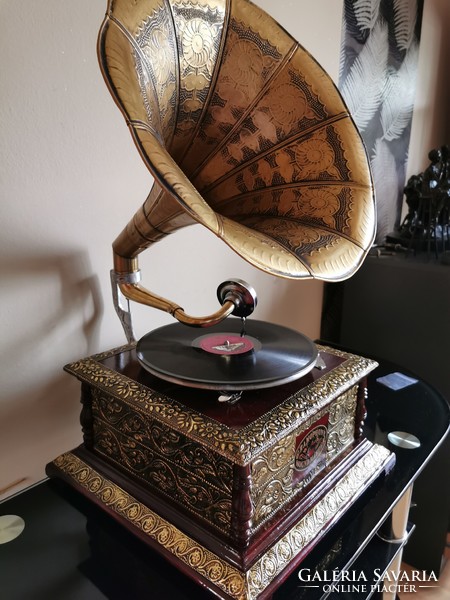 Fabulous gramophone - the ad contains a video recording