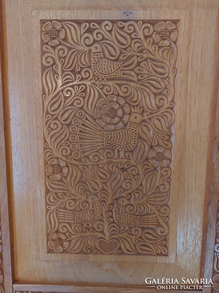 Gyönyörű faragott fa sarok fali szekrény
