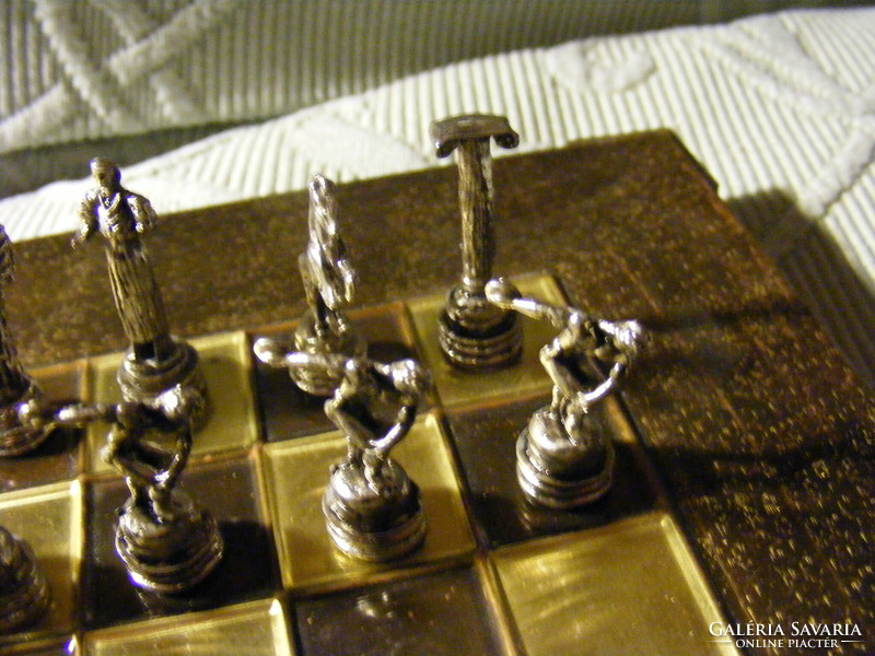 Retro Manopoulos rézlemez borítású sakk tábla ókori görög fém figurákkal - 3 db hiányzik