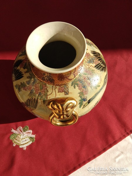 Kézzel festett,kidomboródó aranybrokátos,trópusi madaras kinai váza,kaspó,22x21 cm,minimál ár nélkül