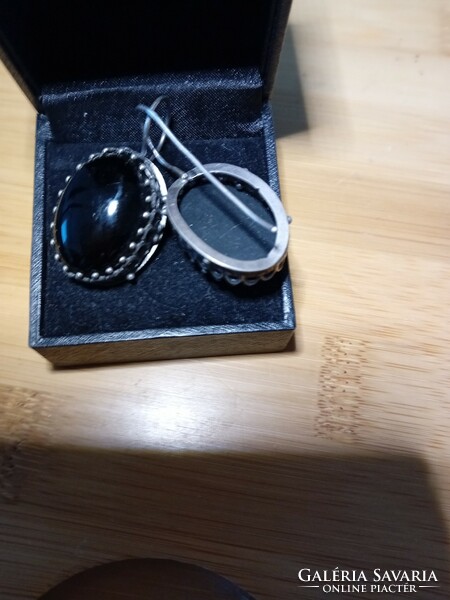 Remarkable jewelry set, in a silver setting, earrings and ring, with a flawless onyx stone