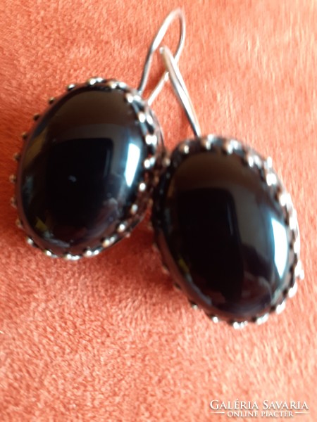 Remarkable jewelry set, in a silver setting, earrings and ring, with a flawless onyx stone