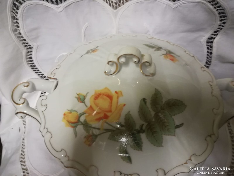 Zsolnay porcelán leveses tál, sárga rózsás dekorral