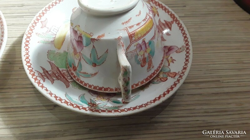 2db antik keleti mintás fajansz teás csészék kistányéral.