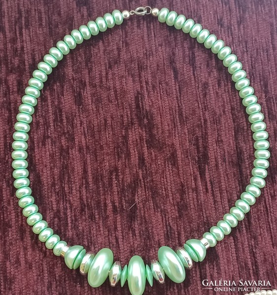 Green retro necklace