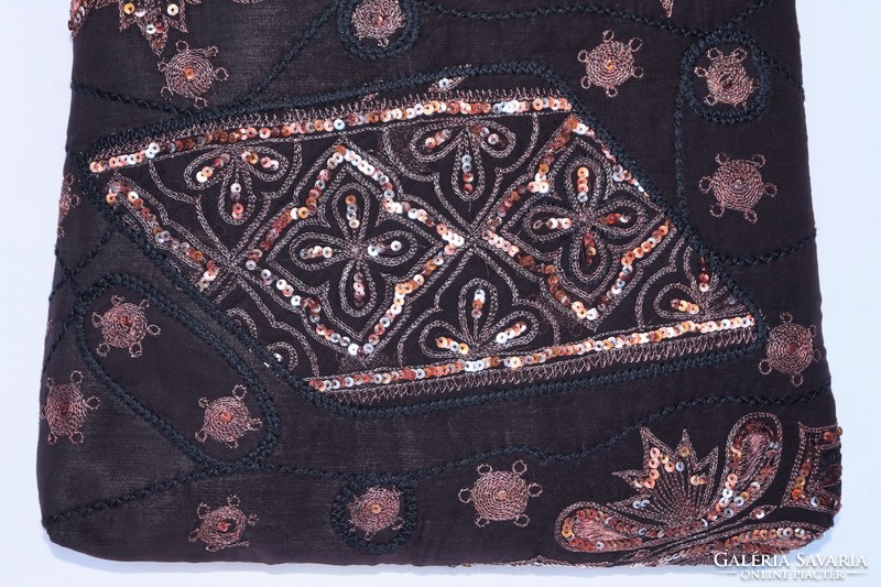 Fekete, bronz virágos indiai száriból készült, kézzel hímzett, közepes méretű cipzáros női válltáska