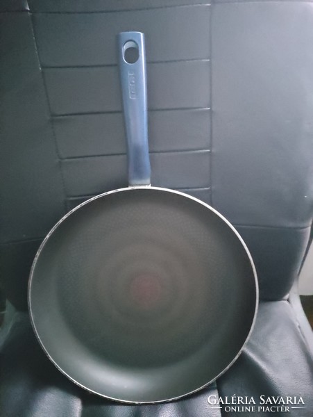 Large Tefal pan: suitable for gas and electric stoves.