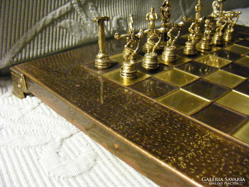 Retro Manopoulos rézlemez borítású sakk tábla ókori görög fém figurákkal - 3 db hiányzik