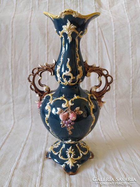 Antik barokk stílusú két fülű majolika váza, plasztikus dekorral, nagy méretű, 38 cm