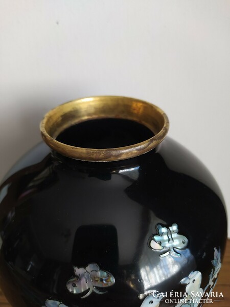 Réz alapú váza kagylóberakással, fekete zománccal