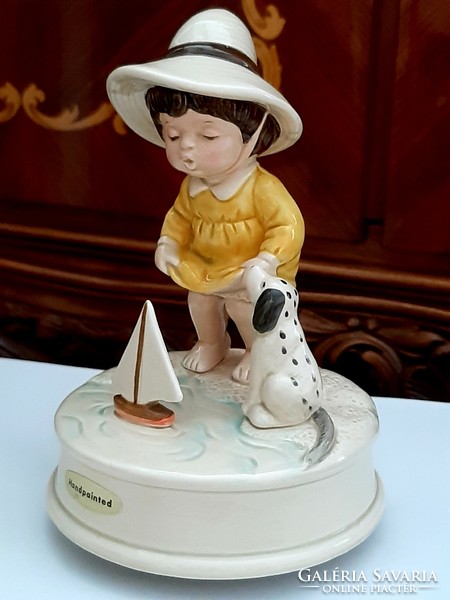 Japán OTAGIRI kézzelfestett  zenélő porcelán figura , kutyával és kis hajóval vintege darab