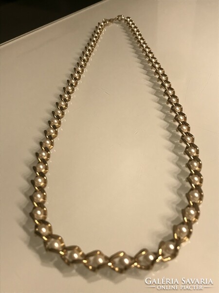String of pearls made of pearls caught in gold chain links, 60 cm long