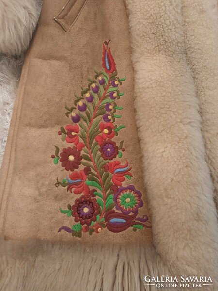 Népművész által tervezett, hímzett, különleges kun motívumos, egyedi irhabunda