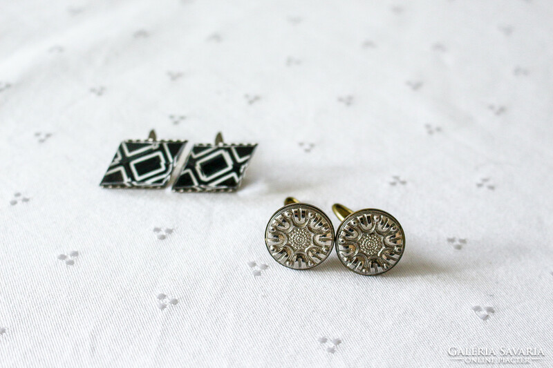 2 pairs of antique cufflinks (price/2 pairs)