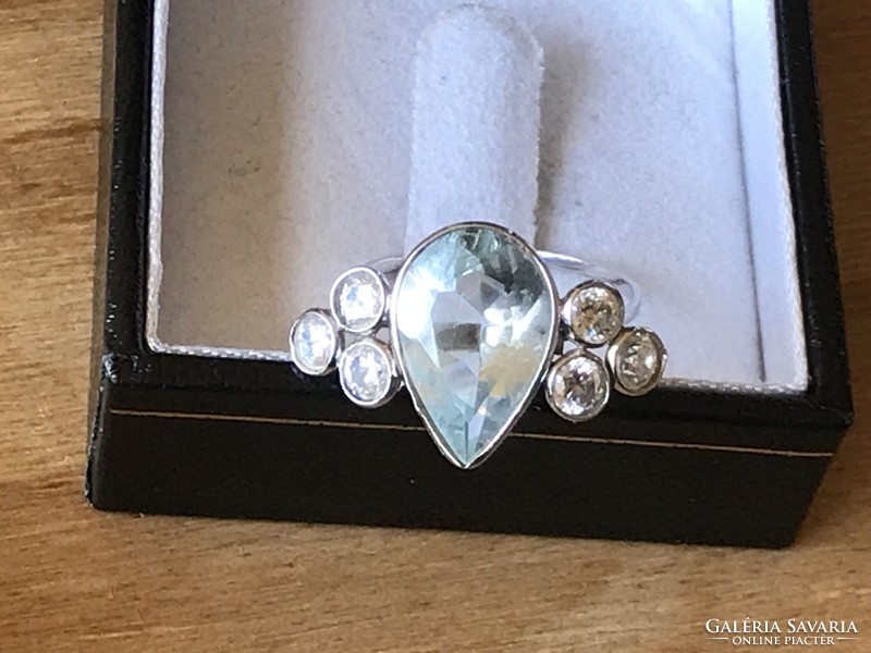Fehérarany gyűrű akvamarinnal hat nagy moissanite gyémánttal