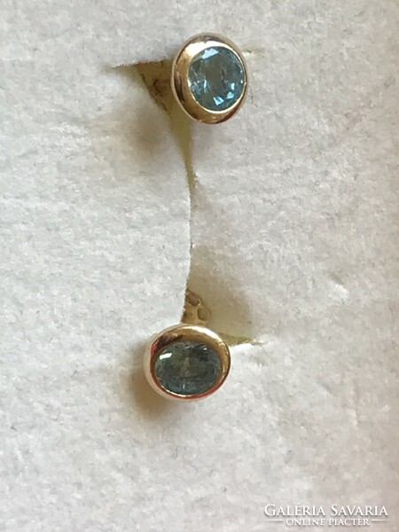 Yellow gold stud earrings with topaz