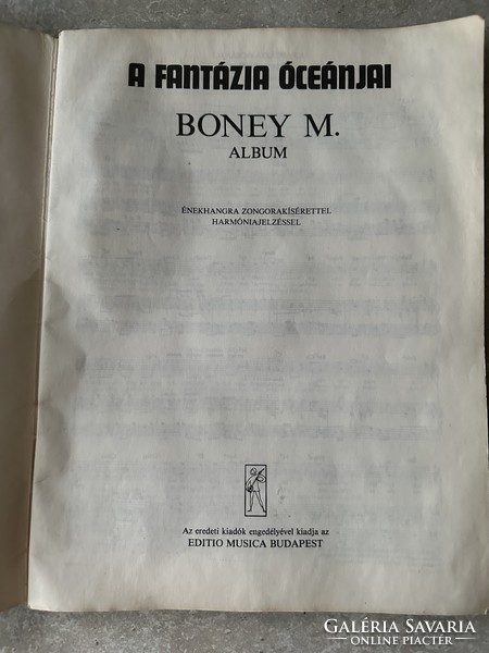 Boney M magyar-angol nyelvű kotta középen egy poszterrel. 1980