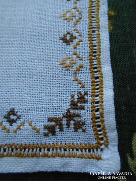 44 X 20 cm cross stitch tablecloth, dish cloth.