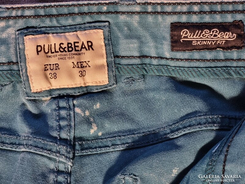 Pull & Bear Skinny Fit tengerészkék alapszínű divatosan koptatott férfi farmer.